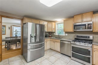 6607 NW Quail Run Dr, Kansas City, MO 64152