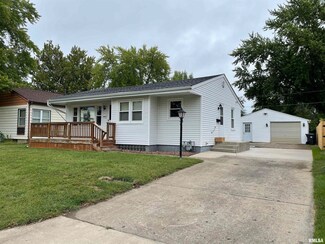 1402 Southmoor St, Pekin, IL 61554