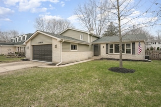 30W281 Country Lakes Dr, Naperville, IL 60563