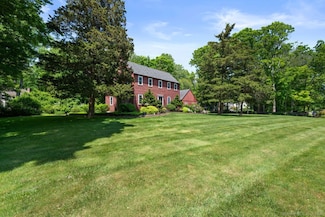 3 Colonial Dr, Clinton, CT 06413