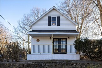 82 Middle St, Riverside, RI 02915