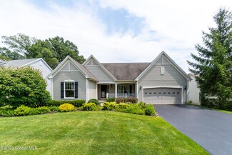 18 Summerfield Cir, Mechanicville, NY 12118