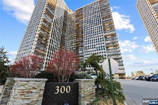 300 Winston Dr Unit DR2908, Cliffside Park, NJ 07010