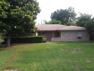 1017 Mullins St, Irving, TX 75061