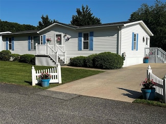 638 Fresh Pond Ave Unit 305, Calverton, NY 11933
