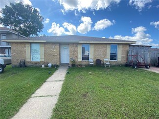 313 de La Ronde Dr, Chalmette, LA 70043