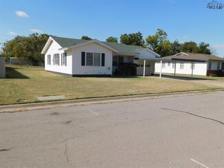 300 Mimosa St, Burkburnett, TX 76354