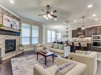 929 Merion Dr, Burleson, TX 76028