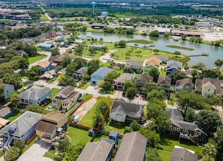 822 Cedar Rd, Clear Lake Shores, TX 77565