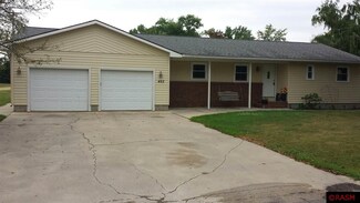 462 8th St SW, Wells, MN 56097
