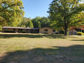 9608 N Riverview Dr, Kalamazoo, MI 49004