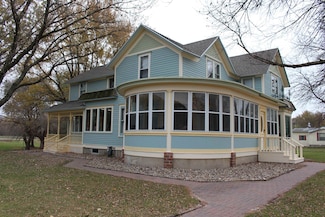 202 N Elder Ave, Graettinger, IA 51342