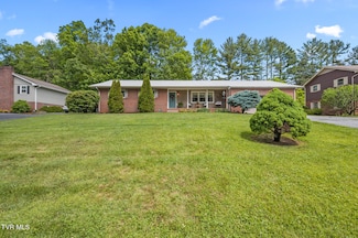 7447 Pin Oak Cir, Bristol, VA 24202