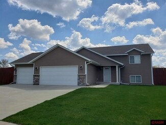 325 Crystal Cir, Mankato, MN 56001
