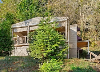 895 Valley Rd, Ambridge, PA 15003