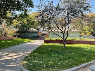 2 S Riverview Heights, Sioux Falls, SD 57105