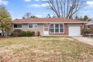 7 Flamingo Dr, Hazelwood, MO 63042