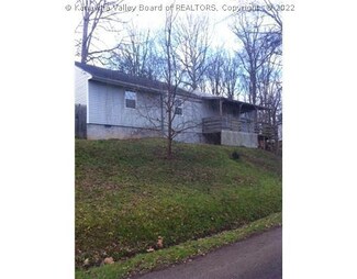 11 Conner Rd, Nitro, WV 25143