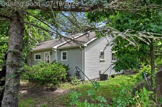 1209 Applewood St, White Lake, MI 48386