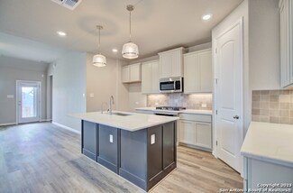 1624 Seekat Dr, New Braunfels, TX 78132