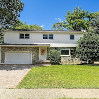 4 Terry Ct, North Babylon, NY 11703