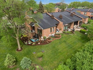 2S579 Patrick Henry Square Unit 107, Oak Brook, IL 60523