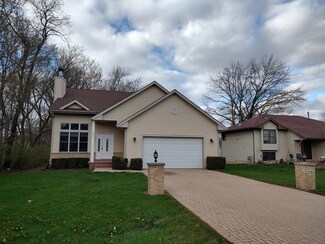 272 Briar Cliff St SW, Poplar Grove, IL 61065