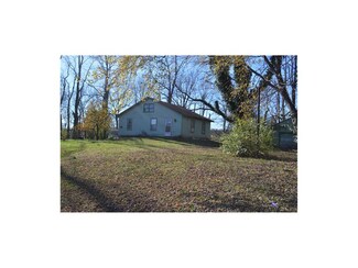 5004 N Strathbury Ave, Riverside, MO 64150