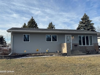 2211 9th Ave S, Grand Forks, ND 58201
