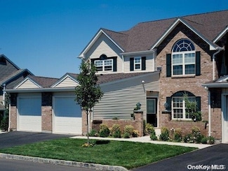 171 Overlook Dr Unit 171, Farmingville, NY 11738