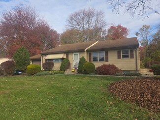 28 Carpenter Ln, Bloomfield, CT 06002