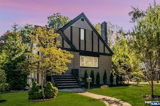 721 River Rd, Teaneck, NJ 07666