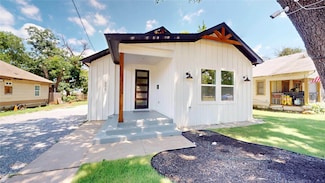 226 SW 4th St, Grand Prairie, TX 75051