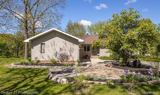 943 N Hacker Rd, Howell, MI 48843