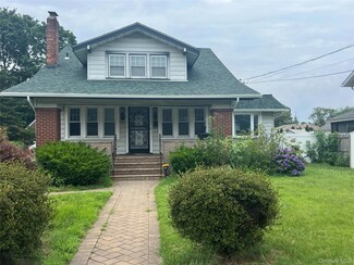 221 E Dean St, Freeport, NY 11520