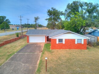721 W Angus Dr, Sand Springs, OK 74063