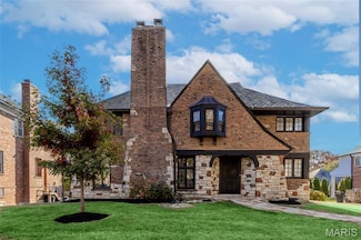 7744 Davis Dr, Saint Louis, MO 63105