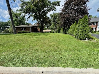 37 Cambridge Dr, Oak Brook, IL 60523