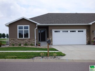 708 Ash Creek Dr, Beresford, SD 57004