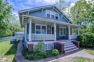 907 W 6th St, Lawrence, KS 66044