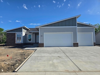 1214 SE 8th St, Newton, KS 67114