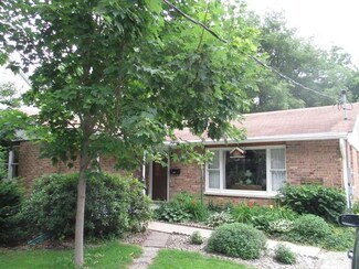 614 S 3rd St, Watseka, IL 60970