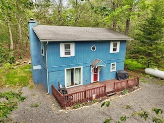 1042 Middle Ridge Dr, Gouldsboro, PA 18424
