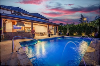 38 Royal Ct, Rockville Centre, NY 11570