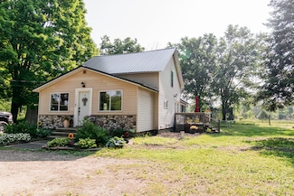 1144 S Oak Ave, White Cloud, MI 49349