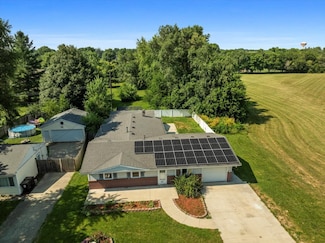 401 Sunset Dr, Le Roy, IL 61752