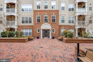 5116 Donovan Dr Unit 202, Alexandria, VA 22304