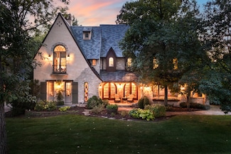 21 Forest Ave, Naperville, IL 60540