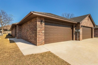 320 Chalk Hill Ct, Edmond, OK 73003