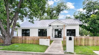 301 E Burbank St, Fredericksburg, TX 78624